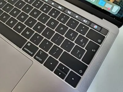 Detaliu tastatura MacBook Pro layout romanesc cu taste speciale A-superior si A-circumflex vizibile - uzura dupa ani de utilizare intensiva
