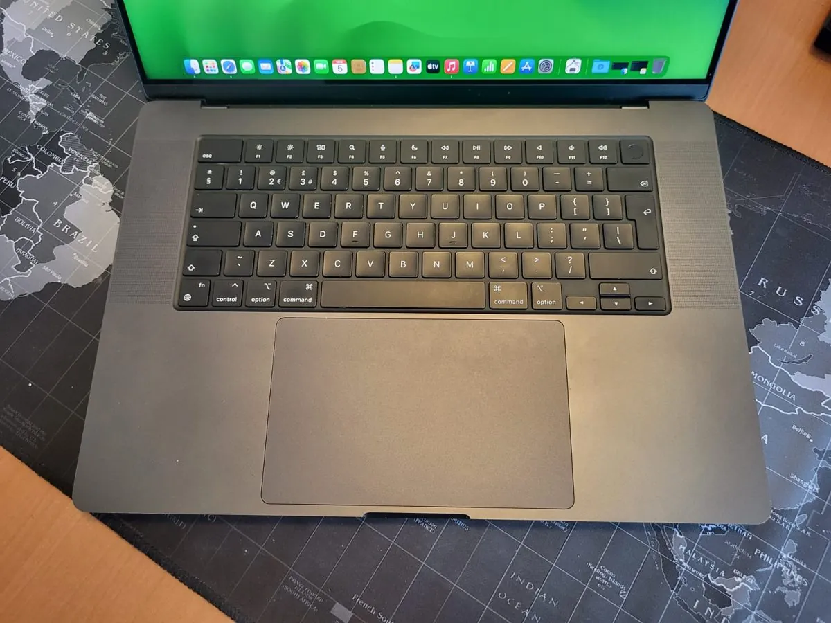 MacBook Pro 16 inch reparat la BrontoByte Bucuresti dupa schimbarea tastaturii - vedere frontala cu trackpad si palmrest pastrate, doar tastatura inlocuita, fara topcase nou